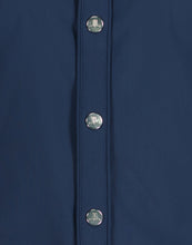 Afbeelding in Gallery-weergave laden, Donkerblauwe Blouse Lissy U7222550 van Jane Lushka is een getailleerde blouse in donkerblauw met kraag. Blouse heeft mooie naden en paspelzakken op de borst, drukknopen en korte mouwen met manchet en een knoop. Het model is aansluitend en loopt aan de onderkant rond. Combineer deze met Shorts Yana in dezelfde donkerblauwe kleur.