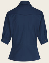 Afbeelding in Gallery-weergave laden, Donkerblauwe Blouse Lissy U7222550 van Jane Lushka is een getailleerde blouse in donkerblauw met kraag. Blouse heeft mooie naden en paspelzakken op de borst, drukknopen en korte mouwen met manchet en een knoop. Het model is aansluitend en loopt aan de onderkant rond. Combineer deze met Shorts Yana in dezelfde donkerblauwe kleur.
