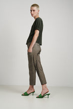 Load image into Gallery viewer, Jane Lushka Pants Hazel Green UD22226085. Travelkwaliteit groene broek met print. Pants Hazel UD22226085, heeft een knoopsluiting met rits en steekzakken. De broekspijp heeft een kleine omslag en de achterkant heeft twee paspelzakken.