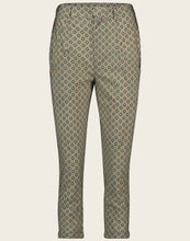 Load image into Gallery viewer, Jane Lushka Pants Hazel Green UD22226085. Travelkwaliteit groene broek met print. Pants Hazel UD22226085, heeft een knoopsluiting met rits en steekzakken. De broekspijp heeft een kleine omslag en de achterkant heeft twee paspelzakken.