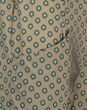 Load image into Gallery viewer, Jane Lushka Pants Hazel Green UD22226085. Travelkwaliteit groene broek met print. Pants Hazel UD22226085, heeft een knoopsluiting met rits en steekzakken. De broekspijp heeft een kleine omslag en de achterkant heeft twee paspelzakken.