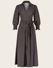 Afbeelding in Gallery-weergave laden, Jane Lushka Dress Julia UD92228460 is van mooie travel kwaliteit en heeft over de gehele jurk een subtiel dessin. De jurk heeft een kraag, een V-hals en een stoffen ceintuur in hetzelfde dessin, de mouwen zijn gerimpeld door het elastiek. Een prachtige jurk van Jane Lushka, welke niet mag ontbreken in jouw garderobekast.