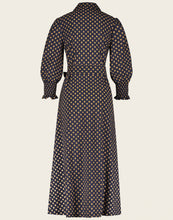 Afbeelding in Gallery-weergave laden, Jane Lushka Dress Julia UD92228460 is van mooie travel kwaliteit en heeft over de gehele jurk een subtiel dessin. De jurk heeft een kraag, een V-hals en een stoffen ceintuur in hetzelfde dessin, de mouwen zijn gerimpeld door het elastiek. Een prachtige jurk van Jane Lushka, welke niet mag ontbreken in jouw garderobekast.