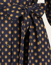 Afbeelding in Gallery-weergave laden, Jane Lushka Dress Julia UD92228460 is van mooie travel kwaliteit en heeft over de gehele jurk een subtiel dessin. De jurk heeft een kraag, een V-hals en een stoffen ceintuur in hetzelfde dessin, de mouwen zijn gerimpeld door het elastiek. Een prachtige jurk van Jane Lushka, welke niet mag ontbreken in jouw garderobekast.