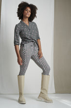 Load image into Gallery viewer, Topblouse Cruz van Jane Lushka, Blouse Cruz UJK72226090 heeft een V-hals, drie knoopjes, 3/4 mouw met elastieken boord. De blouse is in retrostijl en de basis kleur van deze topblouse is Army green, heeft een leuk patroon met blokjes in de kleuren, zwart en wit, met het logo van Jane Lushka in roze. De blouse is in de bekende travel kwaliteit. Blouse Cruz is goed te combineren met de Pants Annabel in Armygreen. Een pracht van een casual set, vrouwelijk, speels en stijlvol.