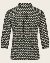 Load image into Gallery viewer, Topblouse Cruz van Jane Lushka, Blouse Cruz UJK72226090 heeft een V-hals, drie knoopjes, 3/4 mouw met elastieken boord. De blouse is in retrostijl en de basis kleur van deze topblouse is Army green, heeft een leuk patroon met blokjes in de kleuren, zwart en wit, met het logo van Jane Lushka in roze. De blouse is in de bekende travel kwaliteit. Blouse Cruz is goed te combineren met de Pants Annabel in Armygreen. Een pracht van een casual set, vrouwelijk, speels en stijlvol.
