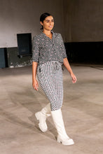 Load image into Gallery viewer, Topblouse Cruz van Jane Lushka, Blouse Cruz UJK72226090 heeft een V-hals, drie knoopjes, 3/4 mouw met elastieken boord. De blouse is in retrostijl en de basis kleur van deze topblouse is Army green, heeft een leuk patroon met blokjes in de kleuren, zwart en wit, met het logo van Jane Lushka in roze. De blouse is in de bekende travel kwaliteit. Blouse Cruz is goed te combineren met de Pants Annabel in Armygreen. Een pracht van een casual set, vrouwelijk, speels en stijlvol.