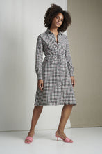 Afbeelding in Gallery-weergave laden, Dress Andrea UJK92224040 van Jane Lushka is een doorknoopjurk met een strikje in de taille om de jurk aan te snoeren. De jurk heeft een kraag, lange mouwen en manchetten met een klein knoopje. Dress Andrea heeft, net zoals Blouse Cruz een speels patroon in de basiskleur wit met groene en zwarte accenten. Dress Andrea is in de bekende travel kwaliteit en is een pracht van een jurk, vrouwelijk, speels en stijlvol. Ready to go!