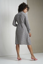 Afbeelding in Gallery-weergave laden, Dress Andrea UJK92224040 van Jane Lushka is een doorknoopjurk met een strikje in de taille om de jurk aan te snoeren. De jurk heeft een kraag, lange mouwen en manchetten met een klein knoopje. Dress Andrea heeft, net zoals Blouse Cruz een speels patroon in de basiskleur wit met groene en zwarte accenten. Dress Andrea is in de bekende travel kwaliteit en is een pracht van een jurk, vrouwelijk, speels en stijlvol. Ready to go!