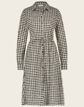 Afbeelding in Gallery-weergave laden, Dress Andrea UJK92224040 van Jane Lushka is een doorknoopjurk met een strikje in de taille om de jurk aan te snoeren. De jurk heeft een kraag, lange mouwen en manchetten met een klein knoopje. Dress Andrea heeft, net zoals Blouse Cruz een speels patroon in de basiskleur wit met groene en zwarte accenten. Dress Andrea is in de bekende travel kwaliteit en is een pracht van een jurk, vrouwelijk, speels en stijlvol. Ready to go!