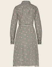 Afbeelding in Gallery-weergave laden, Dress Andrea UJK92224040 van Jane Lushka is een doorknoopjurk met een strikje in de taille om de jurk aan te snoeren. De jurk heeft een kraag, lange mouwen en manchetten met een klein knoopje. Dress Andrea heeft, net zoals Blouse Cruz een speels patroon in de basiskleur wit met groene en zwarte accenten. Dress Andrea is in de bekende travel kwaliteit en is een pracht van een jurk, vrouwelijk, speels en stijlvol. Ready to go!