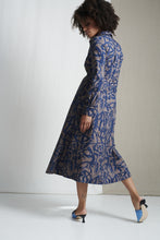 Afbeelding in Gallery-weergave laden, Dress Linna UK92224040 van Jane Lushka is een prachtige jurk van de bekende travel kwaliteit. Jurk Linna is een lange doorknoopjurk met kraag in print kleurstelling, bruin, donkerblauw en fel blauw als klein detail. Jurk heeft lange mouwen en een rijgkoord in de taille.