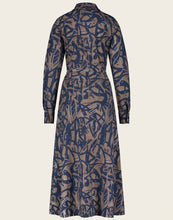 Afbeelding in Gallery-weergave laden, Dress Linna UK92224040 van Jane Lushka is een prachtige jurk van de bekende travel kwaliteit. Jurk Linna is een lange doorknoopjurk met kraag in print kleurstelling, bruin, donkerblauw en fel blauw als klein detail. Jurk heeft lange mouwen en een rijgkoord in de taille.