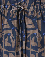 Afbeelding in Gallery-weergave laden, Dress Linna UK92224040 van Jane Lushka is een prachtige jurk van de bekende travel kwaliteit. Jurk Linna is een lange doorknoopjurk met kraag in print kleurstelling, bruin, donkerblauw en fel blauw als klein detail. Jurk heeft lange mouwen en een rijgkoord in de taille.