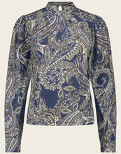 Load image into Gallery viewer, Jane Lushka Top Camila UP62226045 is een blauwe top met Paisley print, heeft lange mouwen met boord en knoopjes. De hals heeft een kleine opstaande kraag en wordt aan de achterkant gesloten met een knoopje. Deze prachtige top/blouse is van de bekende travelstof.