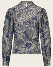 Load image into Gallery viewer, Jane Lushka Top Camila UP62226045 is een blauwe top met Paisley print, heeft lange mouwen met boord en knoopjes. De hals heeft een kleine opstaande kraag en wordt aan de achterkant gesloten met een knoopje. Deze prachtige top/blouse is van de bekende travelstof.