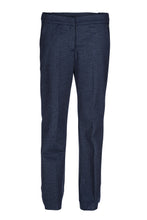 Afbeelding in Gallery-weergave laden, Dame Blanche Stijlvolle Vera 772 Gaga broek, heeft wijde pijpen, model flared, heeft stretch, zachte stof en voelt aan als jogging. Deze broek is verkrijgbaar in de kleuren : Blauw, Cognac. Combineer deze mooie broek met de stijlvolle top Axine 322 Flex Purple of top knitwear Carine 490 Bamboo, welke verkrijgbaar is in Ecru, Groen en Roze.