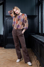 Afbeelding in Gallery-weergave laden, Dame Blanche Stijlvolle top Axine Purple met een grafische print heeft lange mouwen (band mouwen valt op de pols) en heeft wat stretch doordat het materiaal elastan in de top verwerkt is. Combineer deze mooie top met de Vera 772 Gaga broek, verkrijgbaar in Cognac en Blauw.