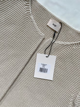 Load image into Gallery viewer, Gilet LEGIGI heeft een gebreide moussesteek, is een recht model en valt op heuphoogte. Mouwloos gilet heeft een open ronde hals en een geribde afwerking. Dit leuke gilet is verkrijgbaar in verschillende kleuren: Vert (mosgroen), Ecru, Sahara (camel), Menthe (felgroen), Malabar (oudroze), Blanc (wit), Mint.