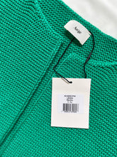 Load image into Gallery viewer, Gilet LEGIGI heeft een gebreide moussesteek, is een recht model en valt op heuphoogte. Mouwloos gilet heeft een open ronde hals en een geribde afwerking. Dit leuke gilet is verkrijgbaar in verschillende kleuren: Vert (mosgroen), Ecru, Sahara (camel), Menthe (felgroen), Malabar (oudroze), Blanc (wit), Mint.