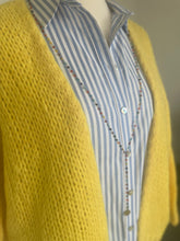 Afbeelding in Gallery-weergave laden, Geel grof gebreid vest van Beauregard, Beau19067 (Giallo 114). Vest is in de maat one size en is verkrijgbaar in verschillende kleuren.