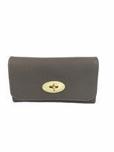 Afbeelding in Gallery-weergave laden, Lederen Clutch Finley Classic Grain Grijs, model wallet on chain is een chique kleine tas met verstelbare schouderband, deels goudkleurige ketting, deels lederen band.