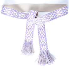 Load image into Gallery viewer, Lila wikkelriem, supergaaf! De wikkelriem maakt je outfit helemaal compleet. Wikkelriem bohemian in stof is verkrijgbaar in verschillende dessins en kleuren: Oud lila, Lila, Bruin, Rood, Oranje, Beige-groen-roze. Leuk te combineren met een spijkerbroek, jurk of rok. Lengte is 160cm, breedte is 5cm.