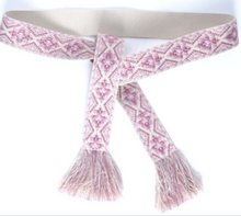 Afbeelding in Gallery-weergave laden, Lila wikkelriem, oud lila. De wikkelriem maakt je outfit helemaal compleet. Wikkelriem bohemian in stof is verkrijgbaar in verschillende dessins en kleuren: Oud lila, Lila, Bruin, Rood, Oranje, Beige-groen-roze. Leuk te combineren met een spijkerbroek, jurk of rok. Lengte is 160cm, breedte is 5cm.