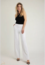 Afbeelding in Gallery-weergave laden, Witte Broek van Corel, Broek Lily Uni Sport White. Deze Corel broek wordt gekenmerkt door het sportieve model. Door de tijdloze pasvorm kan je de Lily zowel stoer als chique dragen. De broek heeft een elastische tailleband en wijde rechte pijpen. De kwaliteit is een comfortabele, middelzware stretchy materialenmix.
