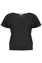 Load image into Gallery viewer, Zwarte Top Zonne SU22.60.003 van Maicazz is een mooie vrouwelijke basis top, met korte mouw en een bredere band onderaan. Top heeft een V-hals, de pasvorm van de top is aansluitend en is verkrijgbaar in verschillende kleuren: Black, Offwhite en Sand.