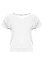 Load image into Gallery viewer, Offwhite Top Zonne SU22.60.003 van Maicazz is een mooie vrouwelijke basis top, met korte mouwen en een bredere band onderaan de top. Top heeft een V-hals, de pasvorm is aansluitend en is verkrijgbaar in verschillende kleuren: Black, Offwhite, Sand.