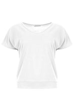 Load image into Gallery viewer, Offwhite Top Zonne SU22.60.003 van Maicazz is een mooie vrouwelijke basis top, met korte mouwen en een bredere band onderaan de top. Top heeft een V-hals, de pasvorm is aansluitend en is verkrijgbaar in verschillende kleuren: Black, Offwhite.