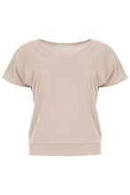 Load image into Gallery viewer, Top Zonne SU22.60.003 van Maicazz is een mooie vrouwelijke basis top, met korte mouwen en een bredere band onderaan de top. Top heeft een V-hals, de pasvorm is aansluitend en is verkrijgbaar in verschillende kleuren: Black, Offwhite, Sand.