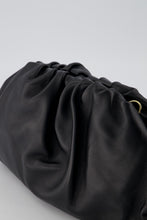 Afbeelding in Gallery-weergave laden, Zwarte Tas Estelle is een stijlvolle vrouwelijke lederen handtas van lamsleer. De leren crossbody tas wordt geleverd met een lang verstelbaar hengsel, heeft een groot binnen vak en een afsluitbaar vakje aan de binnenzijde.