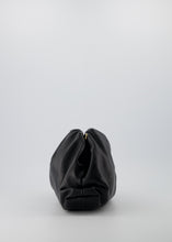 Afbeelding in Gallery-weergave laden, Zwarte Tas Estelle is een stijlvolle vrouwelijke lederen handtas van lamsleer. De leren crossbody tas wordt geleverd met een lang verstelbaar hengsel, heeft een groot binnen vak en een afsluitbaar vakje aan de binnenzijde.