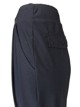 Afbeelding in Gallery-weergave laden, Broek Bandplooi Travel Zwart met elastische band