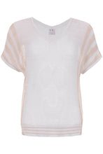 Load image into Gallery viewer, Top Zycone van Maicazz is een prachtig zilverkleurige knitwear top met een korte mouw. De top heeft een V-hals en draagt comfortabel, door viscose. Top Zycone valt normaal op maat en is verkrijgbaar in de kleuren Sunsetbronze, Offwhite Sand. Top Zycone is goed te combineren met een basis top, deze kan niet in jouw garderobe ontbreken.