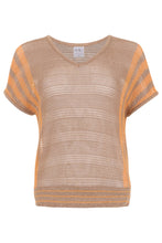 Load image into Gallery viewer, Top Zycone van Maicazz is een prachtig knitwear top met een korte mouw. De top heeft een V-hals en draagt comfortabel, door viscose. Top Zycone valt normaal op maat en is verkrijgbaar in de kleuren Sunsetbronze, Offwhite Sand. Top Zycone is goed te combineren met een basis top, deze kan niet in jouw garderobe ontbreken.