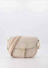 Afbeelding in Gallery-weergave laden, Lederen Tas Bobbie Classic Grain Ecru, model 'crossbody bag'. De crossbody tas Bobbie is gemaakt van genuine leer. De klep sluit met een magneetsluiting aan de voorzijde en heeft een ritssluiting aan de bovenzijde. Aan de binnenzijde zit een vakje met ritssluiting. Het hengsel is afneembaar en verstelbaar van leer en canvas. Deze damestas is verkrijgbaar in verschillende kleuren: Ecru, Goud.