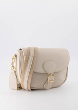 Afbeelding in Gallery-weergave laden, Lederen Tas Bobbie Classic Grain Ecru, model 'crossbody bag'. De crossbody tas Bobbie is gemaakt van genuine leer. De klep sluit met een magneetsluiting aan de voorzijde en heeft een ritssluiting aan de bovenzijde. Aan de binnenzijde zit een vakje met ritssluiting. Het hengsel is afneembaar en verstelbaar van leer en canvas. Deze damestas is verkrijgbaar in verschillende kleuren: Ecru, Goud.