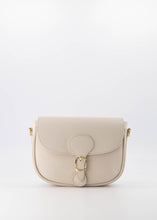 Afbeelding in Gallery-weergave laden, Lederen Tas Bobbie Classic Grain Ecru, model 'crossbody bag'. De crossbody tas Bobbie is gemaakt van genuine leer. De klep sluit met een magneetsluiting aan de voorzijde en heeft een ritssluiting aan de bovenzijde. Aan de binnenzijde zit een vakje met ritssluiting. Het hengsel is afneembaar en verstelbaar van leer en canvas. Deze damestas is verkrijgbaar in verschillende kleuren: Ecru, Goud.