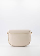 Afbeelding in Gallery-weergave laden, Lederen Tas Bobbie Classic Grain Ecru, model 'crossbody bag'. De crossbody tas Bobbie is gemaakt van genuine leer. De klep sluit met een magneetsluiting aan de voorzijde en heeft een ritssluiting aan de bovenzijde. Aan de binnenzijde zit een vakje met ritssluiting. Het hengsel is afneembaar en verstelbaar van leer en canvas. Deze damestas is verkrijgbaar in verschillende kleuren: Ecru, Goud.