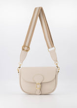 Afbeelding in Gallery-weergave laden, Lederen Tas Bobbie Classic Grain Ecru, model 'crossbody bag'. De crossbody tas Bobbie is gemaakt van genuine leer. De klep sluit met een magneetsluiting aan de voorzijde en heeft een ritssluiting aan de bovenzijde. Aan de binnenzijde zit een vakje met ritssluiting. Het hengsel is afneembaar en verstelbaar van leer en canvas. Deze damestas is verkrijgbaar in verschillende kleuren: Ecru, Goud.