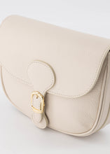 Afbeelding in Gallery-weergave laden, Lederen Tas Bobbie Classic Grain Ecru, model 'crossbody bag'. De crossbody tas Bobbie is gemaakt van genuine leer. De klep sluit met een magneetsluiting aan de voorzijde en heeft een ritssluiting aan de bovenzijde. Aan de binnenzijde zit een vakje met ritssluiting. Het hengsel is afneembaar en verstelbaar van leer en canvas. Deze damestas is verkrijgbaar in verschillende kleuren: Ecru, Goud.