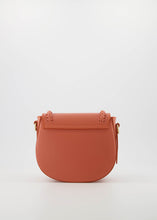 Load image into Gallery viewer, Lederen tas Chelsea is een stevige halfronde klassieke tas met een gevlochten bies op de klep. Aan de binnenzijde zit een ritssluiting. De tas komt met een verstelbaar en afneembaar lang hengsel. Tas Chelsea is ook crossbody te dragen en is verkrijgbaar in verschillende kleuren: zwart leer, groen suède leer, terra leer, zand suède leer.