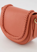 Load image into Gallery viewer, Lederen tas Chelsea is een stevige halfronde klassieke tas met een gevlochten bies op de klep. Aan de binnenzijde zit een ritssluiting. De tas komt met een verstelbaar en afneembaar lang hengsel. Tas Chelsea is ook crossbody te dragen en is verkrijgbaar in verschillende kleuren: zwart leer, groen suède leer, terra leer, zand suède leer.