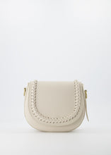 Afbeelding in Gallery-weergave laden, Ecru Lederen tas Chelsea is een stevige halfronde klassieke tas met een gevlochten bies op de klep. Aan de binnenzijde zit een ritssluiting. De tas komt met een verstelbaar en afneembaar lang hengsel. Tas Chelsea is ook crossbody te dragen en is verkrijgbaar in verschillende kleuren: wit leer, zwart leer, terra leer, taupe, groen suède leer, okergeel suède leer. Ook ontzettend leuk om bij deze tas een losse 'bagstrap' met een mooie print te bestellen, dan kun je dezelfde tas op twee manieren dragen.