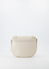 Afbeelding in Gallery-weergave laden, Ecru Lederen tas Chelsea is een stevige halfronde klassieke tas met een gevlochten bies op de klep. Aan de binnenzijde zit een ritssluiting. De tas komt met een verstelbaar en afneembaar lang hengsel. Tas Chelsea is ook crossbody te dragen en is verkrijgbaar in verschillende kleuren: wit leer, zwart leer, terra leer, taupe, groen suède leer, okergeel suède leer. Ook ontzettend leuk om bij deze tas een losse 'bagstrap' met een mooie print te bestellen, dan kun je dezelfde tas op twee manieren dragen.
