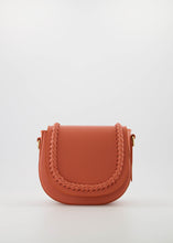 Load image into Gallery viewer, Lederen tas Chelsea is een stevige halfronde klassieke tas met een gevlochten bies op de klep. Aan de binnenzijde zit een ritssluiting. De tas komt met een verstelbaar en afneembaar lang hengsel. Tas Chelsea is ook crossbody te dragen en is verkrijgbaar in verschillende kleuren: zwart leer, groen suède leer, terra leer, zand suède leer.