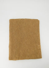 Load image into Gallery viewer, Omslagdoek, poncho is gebreid en kun je heerlijk over je schouders heen slaan en kan ook vastgemaakt worden door een punt door een lus te trekken. De Poncho is het gehele jaar door te dragen. Omslagdoek is verkrijgbaar in verschillende kleuren.